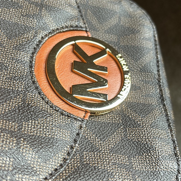 Michael Kors small crossbody signature bag in brown with gold tone hardware EUC - Picture 11 of 12